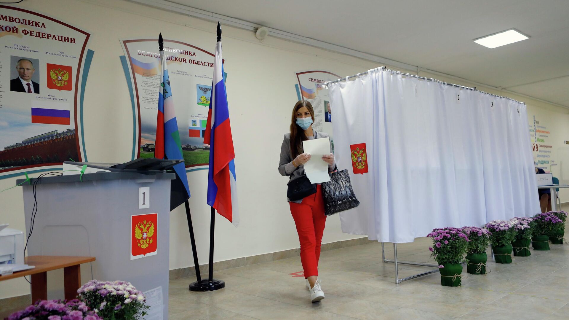 Девушка голосует на избирательном участке №196 в Белгороде - РИА Новости, 1920, 18.09.2021