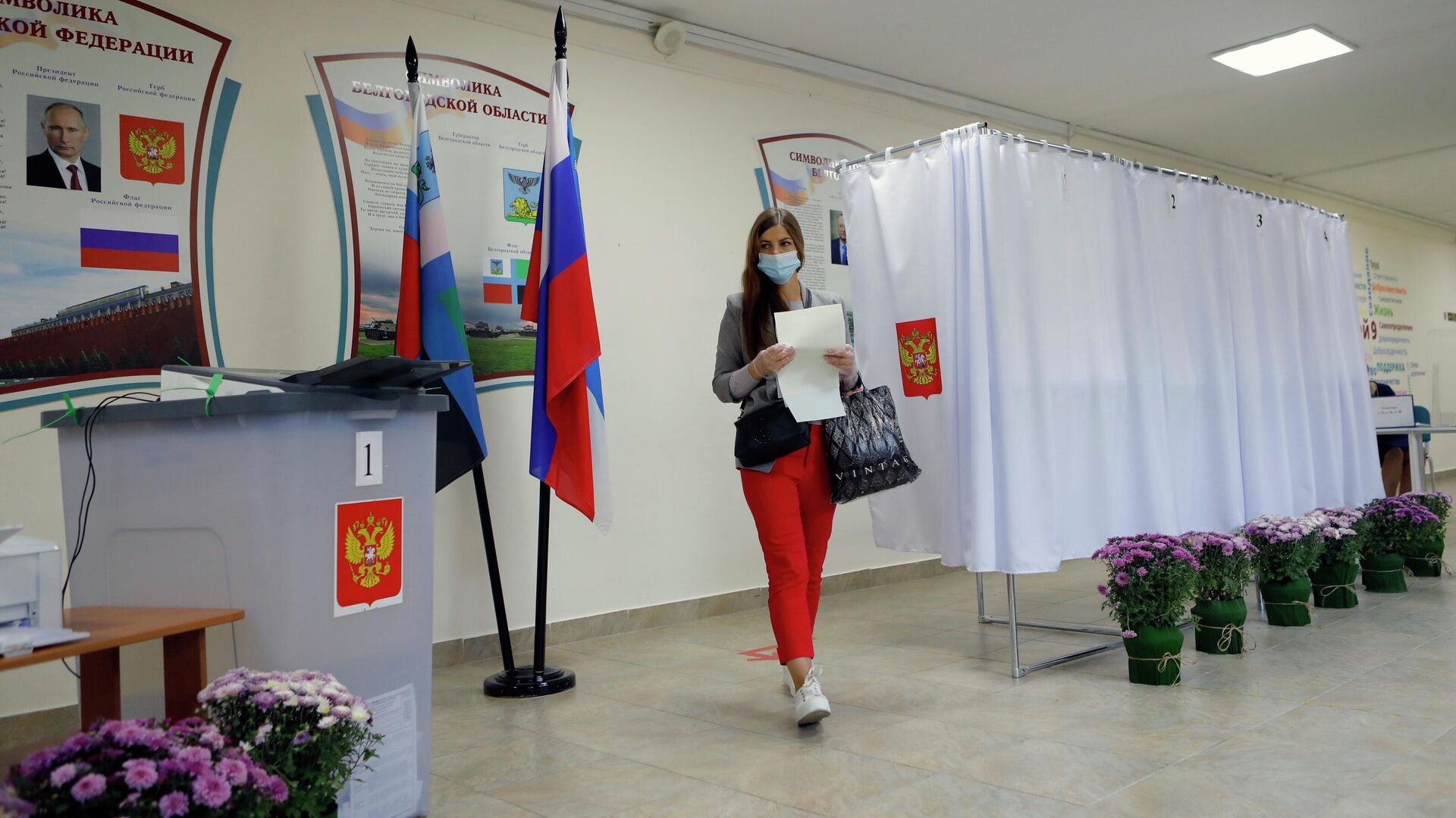 Девушка голосует на избирательном участке №196 в Белгороде - РИА Новости, 1920, 18.09.2021