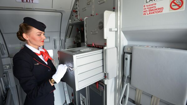 Стюардесса в самолете Airbus A320neo авиакомпании Уральские авиалинии в аэропорту Кольцово в Екатеринбурге