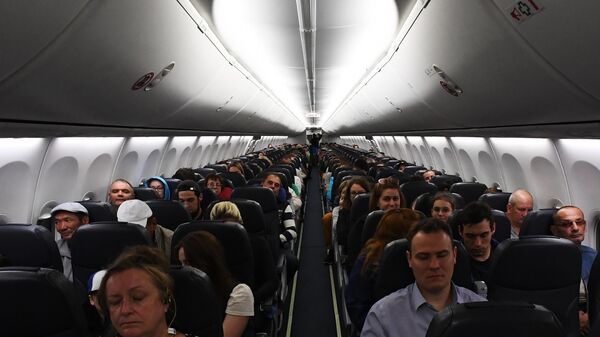Пассажиры в салоне самолета авиакомпании Победа 