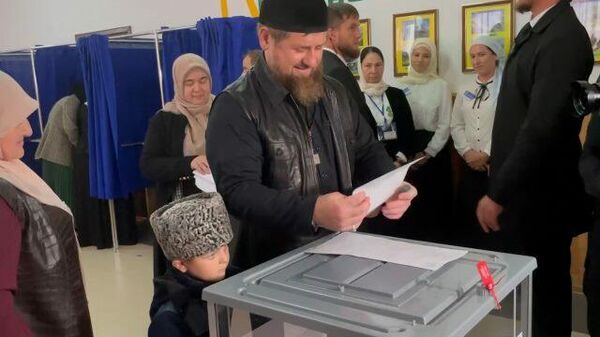 Кадыров проголосовал на выборах депутатов Госдумы вместе с сыном