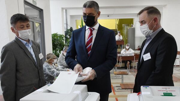 Губернатор Забайкальского края Александр Осипов голосует на избирательном участке №120 на выборах в Госдуму в Чите