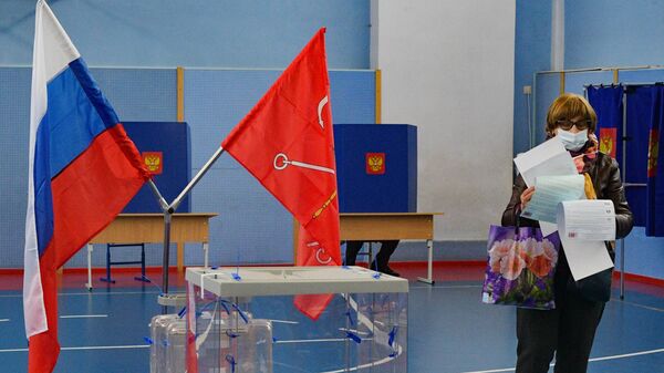 Женщина голосует на избирательном участке в Санкт-Петербурге