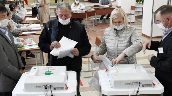 Люди голосуют на избирательном участке №120 на выборах в Госдуму в Чите