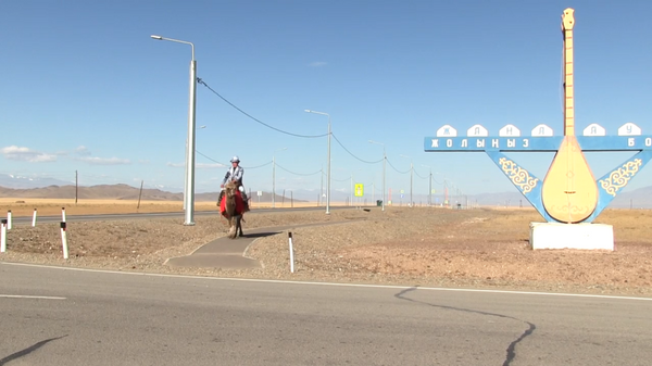 Жители находящегося у границы с Монголией алтайского села Жана-Аул приехали на избирательный участок на верблюдах и лошадях, в национальных костюмах
