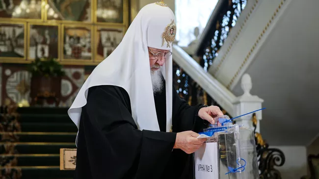 Патриарх Московский и всея Руси Кирилл голосует на выборах депутатов Государственной Думы РФ.