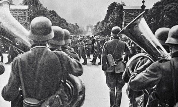 Открытка, изображающая парад немецких войск в Париже в 1940 году. Из коллекции Н. Тагрина. РИА Новости / РИА Новости Открытка, изображающая парад немецких войск в Париже в 1940 году. Из коллекции Н. Тагрина. РИА Новости / РИА Новости
