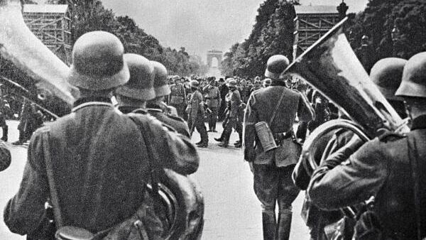 Открытка, изображающая парад немецких войск в Париже в 1940 году. Из коллекции Н. Тагрина. РИА Новости / РИА Новости