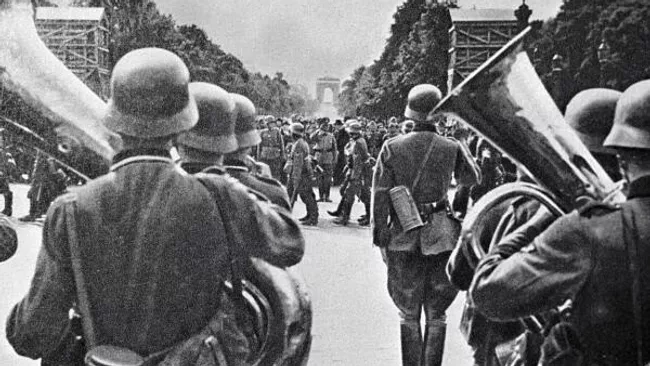 Парад немецких войск в Париже в 1940 году