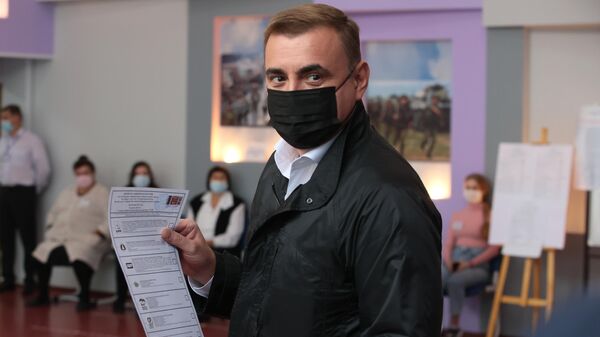 Губернатор Тульской области Алексей Дюмин во время голосования на избирательном участке в Туле