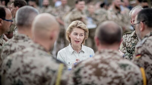 Урсула фон дер Ляйен разговаривает с немецкими солдатами на военной базе Кэмп-Мармал в Афганистане