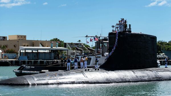 Атомная ударная подводная лодка класса Вирджиния в составе ВМС Соединенных Штатов SS Illinois возвращается на базу в Перл-Харбор-Хикэм. 13 сентября 2021 года 