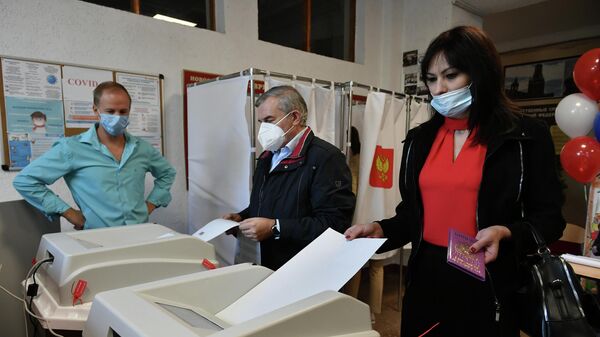 Жители голосуют на избирательном участке в Симферополе