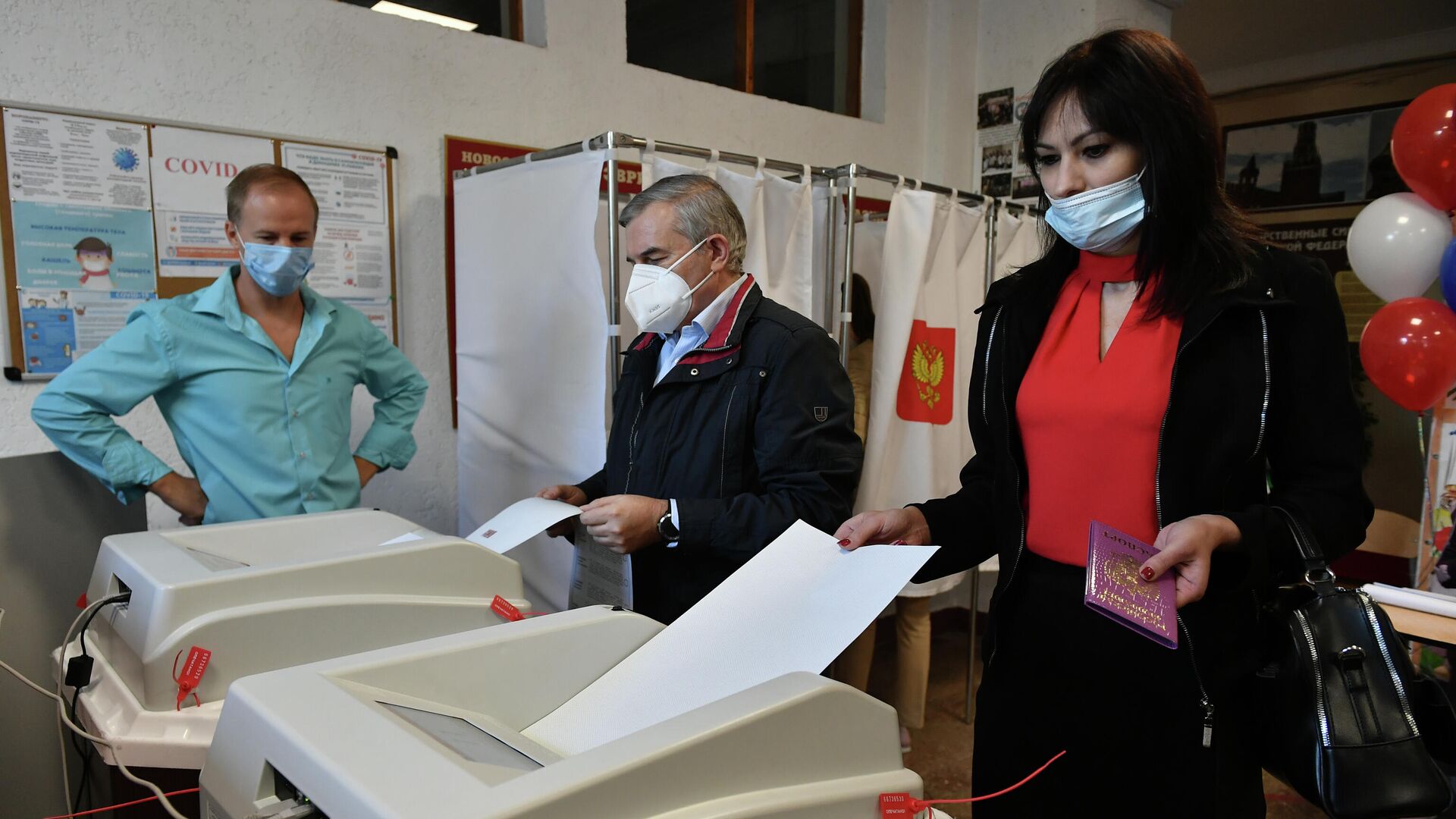 Жители голосуют на избирательном участке в Симферополе - РИА Новости, 1920, 17.09.2021