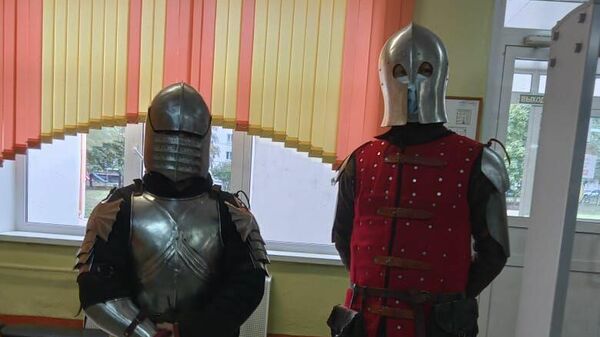 Избиратели в рыцарских доспехах на одном из участков в Рязани