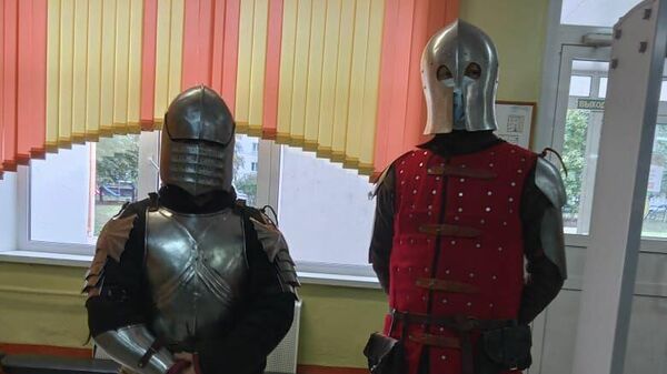Избиратели в рыцарских доспехах на одном из участков в Рязани