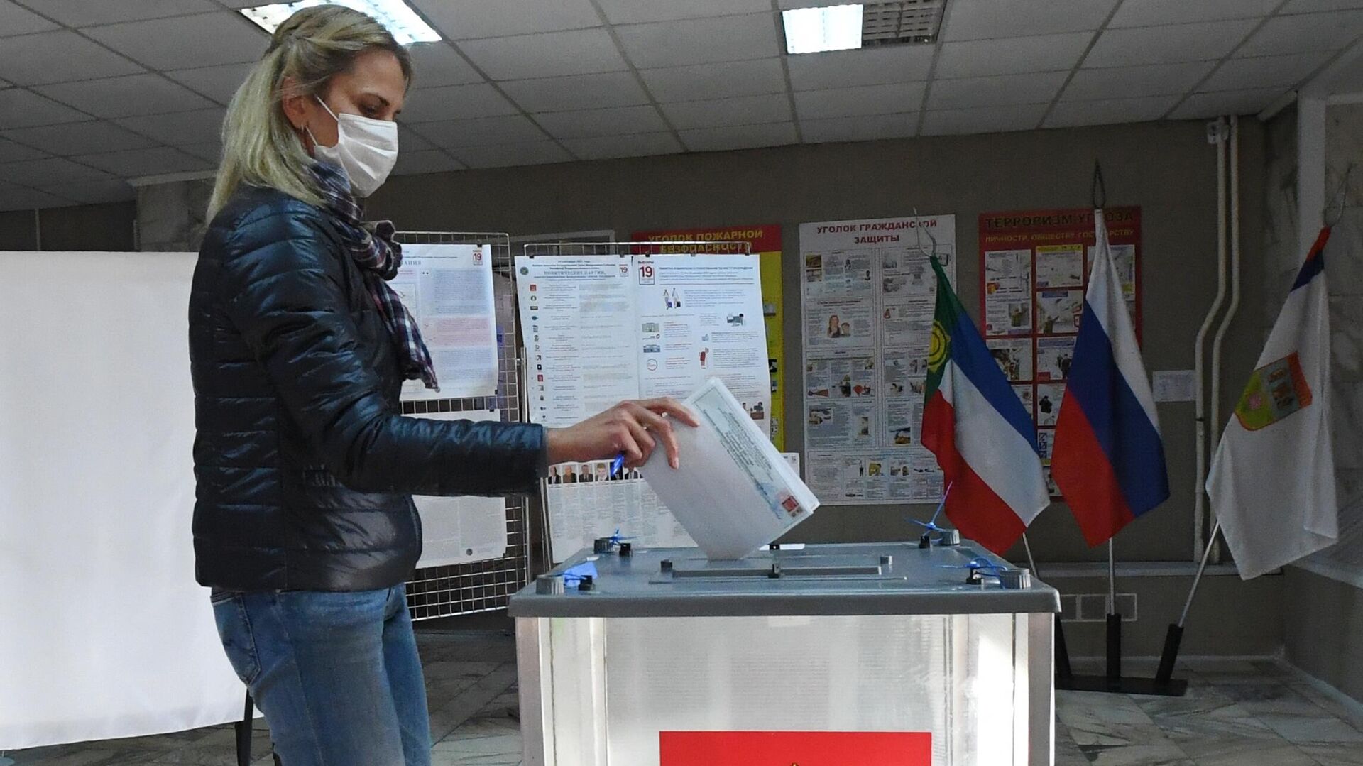 Женщина на голосовании. Женщина на выборах. Явка на голосование в Москве. Общероссийская явка на выборах. Впервые голосующий избиратель на выборах