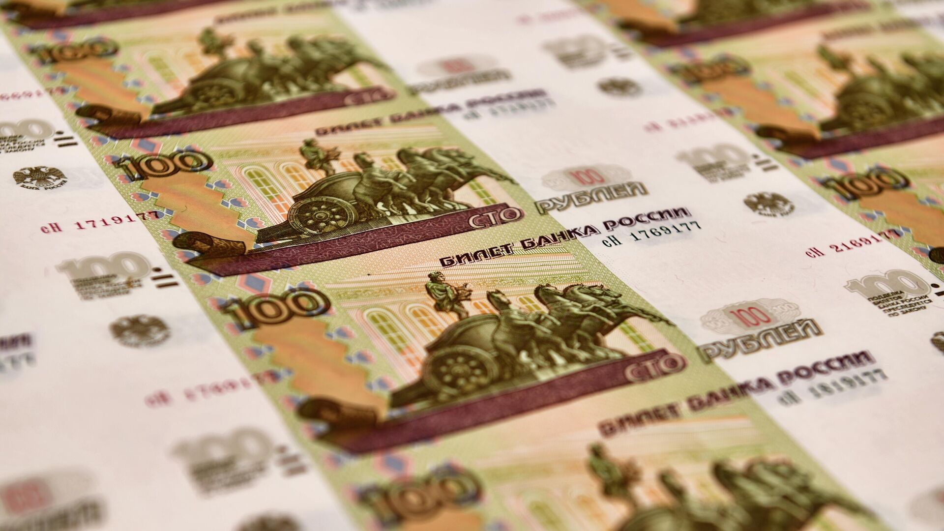 Курс рубля перешел к снижению к доллару