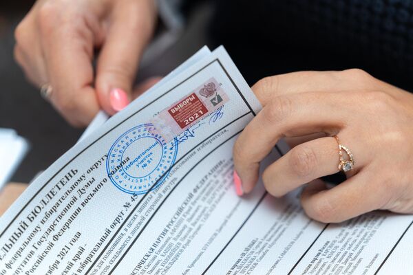 Сотрудница участковой избирательной комиссии во время работы на избирательном участке №51 на выборах в Госдуму в Петропавловске-Камчатском.