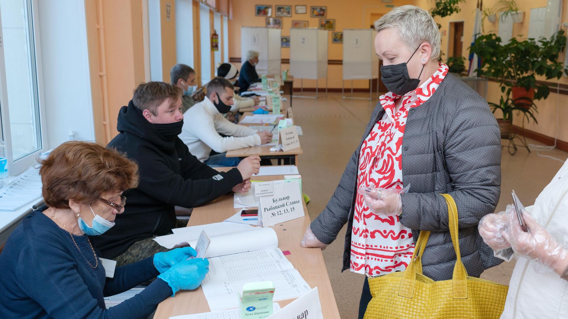 Женщина во время голосования на избирательном участке на выборах - РИА Новости, 1920, 19.09.2021