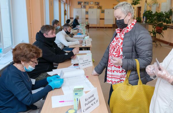 Женщина во время голосования на избирательном участке №51 на выборах в Госдуму в Петропавловске-Камчатском