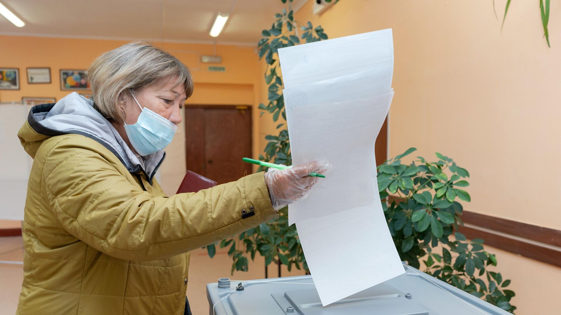 Женщина голосует на выборах - РИА Новости, 1920, 19.09.2021
