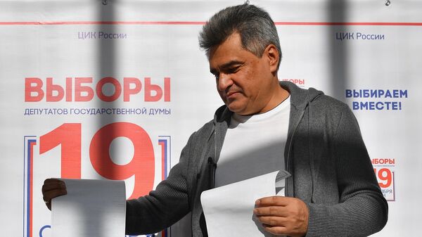 Председатель партии Новые люди Алексей Нечаев во время голосования на избирательном участке № 3381 в Москве