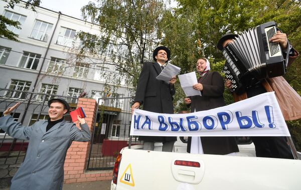 Агитационная бригада из артистов культурного центра Сайдаш выступает у избирательного участка № 351 в Казани