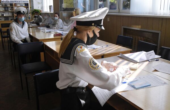 Курсанты Морского государственного университета имени адмирала Г.И.Невельского на избирательном участке №919 во Владивостоке