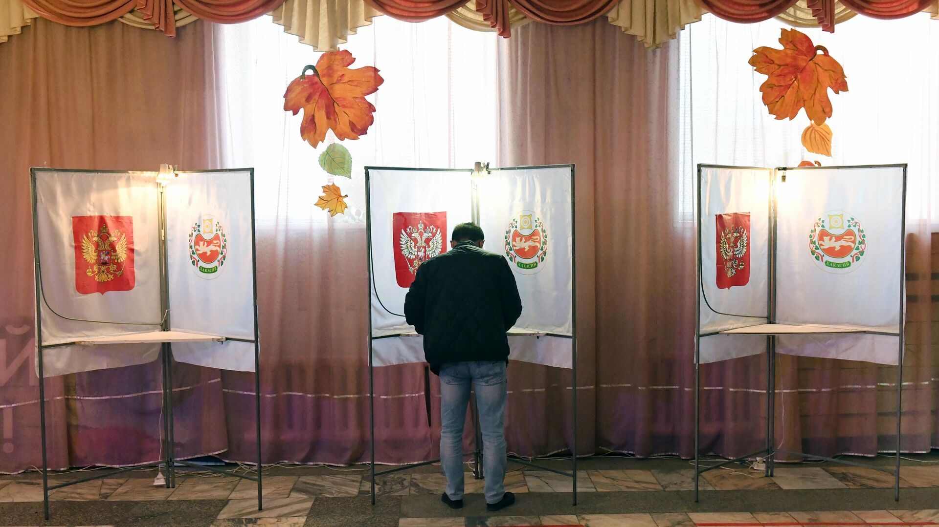 Избиратель голосует на избирательном участке - РИА Новости, 1920, 18.09.2021