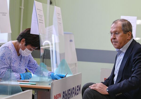 Министр иностранных дел РФ Сергей Лавров на избирательном участке в Москве