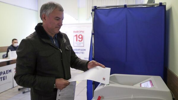 Председатель Государственной Думы РФ Вячеслав Володин голосует на избирательном участке в Москве