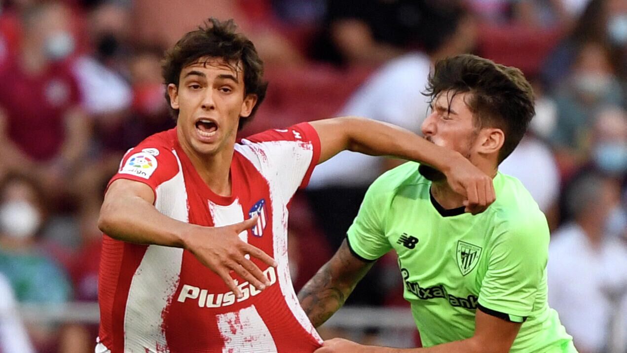 Atletico Madrid's Portuguese midfielder Joao Felix (L) fouls Athletic Bilbao's Spanish midfielder Unai Vencedor during the Spanish League football match between Club Atletico de Madrid and Athletic Club Bilbao at the Wanda Metropolitano stadium in Madrid on September 18, 2021. (Photo by PIERRE-PHILIPPE MARCOU / AFP) - РИА Новости, 1920, 18.09.2021