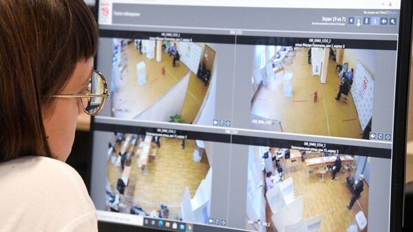 Оператор видеоцентра в общественном штабе по наблюдению за выборами в Москве