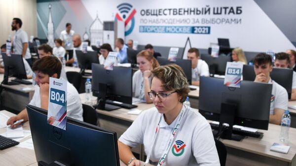 Операторы видеоцентра в общественном штабе по наблюдению за выборами в Москве