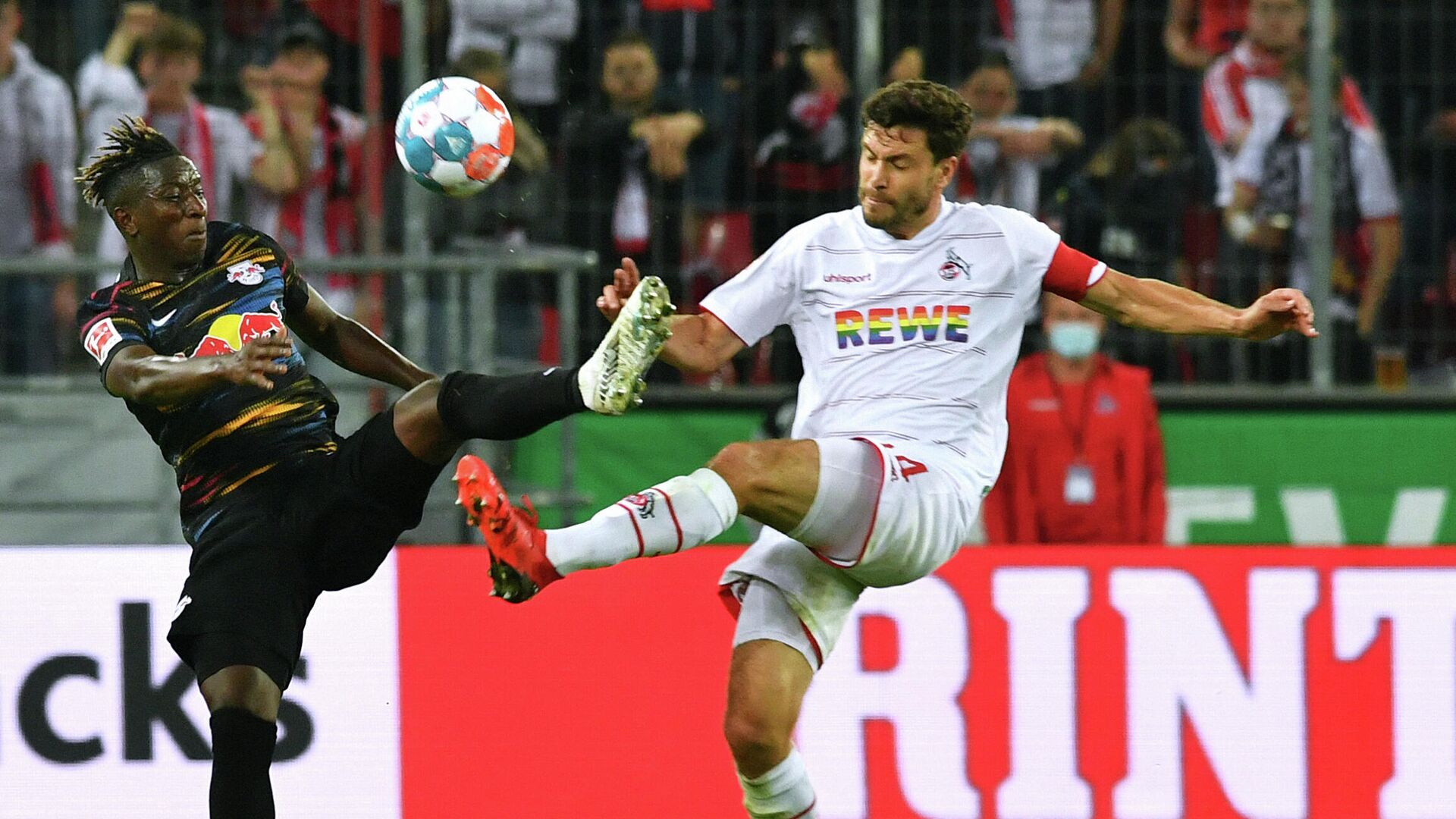 Cologne's German defender Jonas Hector (R) and Leipzig's Malian midfielder Amadou Haidara vie for the ball during the German first division Bundesliga football match 1 FC Cologne vs RB Leipzig, in Cologne, western Germany, on September 18, 2021. (Photo by UWE KRAFT / AFP) / DFL REGULATIONS PROHIBIT ANY USE OF PHOTOGRAPHS AS IMAGE SEQUENCES AND/OR QUASI-VIDEO - РИА Новости, 1920, 18.09.2021