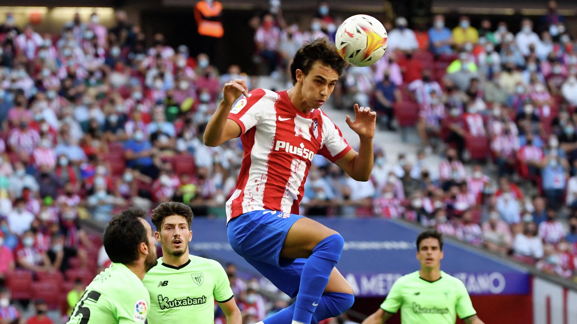 Atletico Madrid's Portuguese midfielder Joao Felix heads the ball during the Spanish League football match between Club Atletico de Madrid and Athletic Club Bilbao at the Wanda Metropolitano stadium in Madrid on September 18, 2021. (Photo by PIERRE-PHILIPPE MARCOU / AFP) - РИА Новости, 1920, 19.09.2021