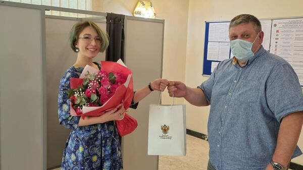 Сотрудники посольства России в Катаре поздравили с участием в выборах студентку из России Далью Аль-Шериф 