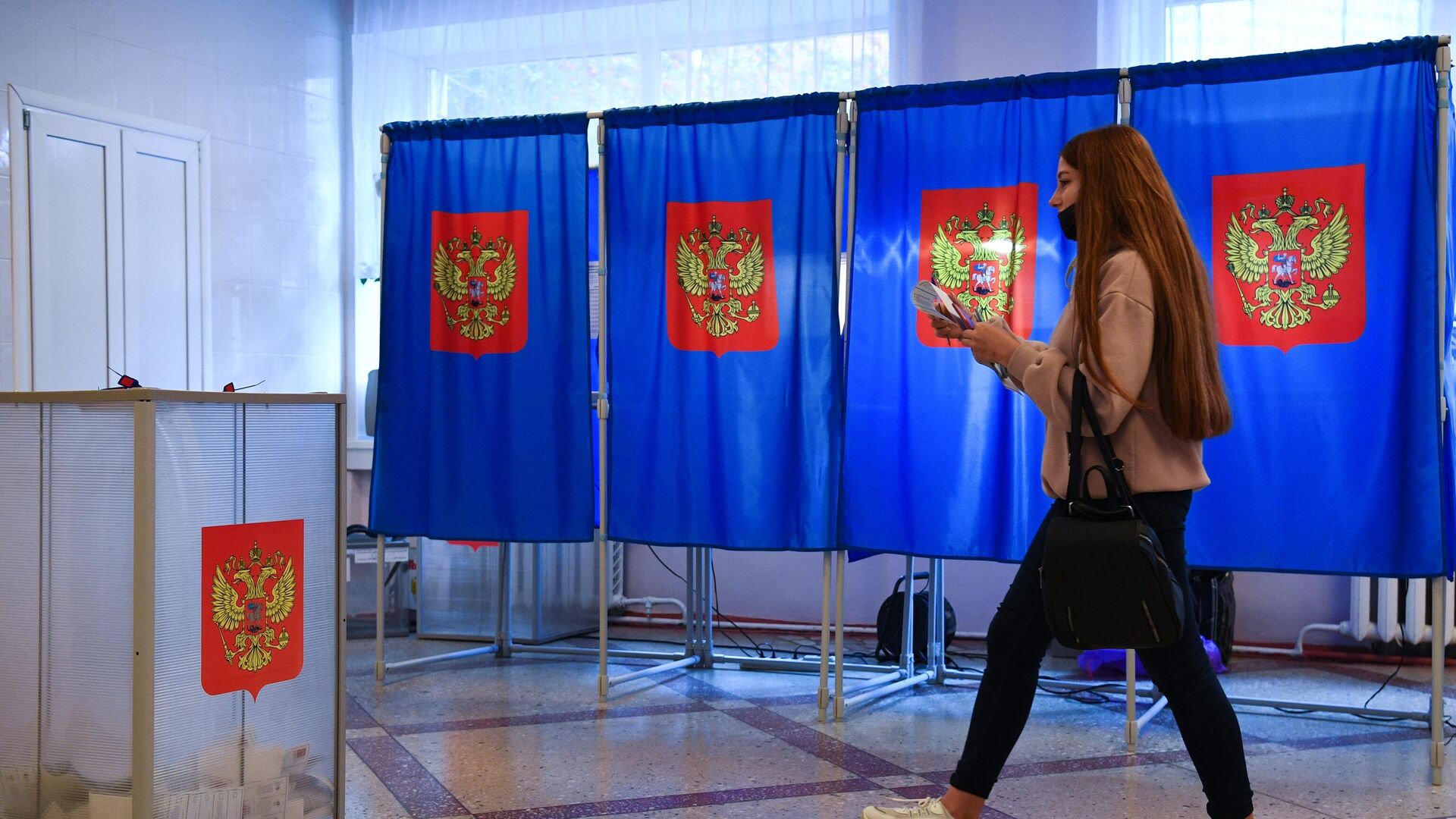 Девушка во время голосования на избирательном участке в Новосибирске - РИА Новости, 1920, 19.09.2021