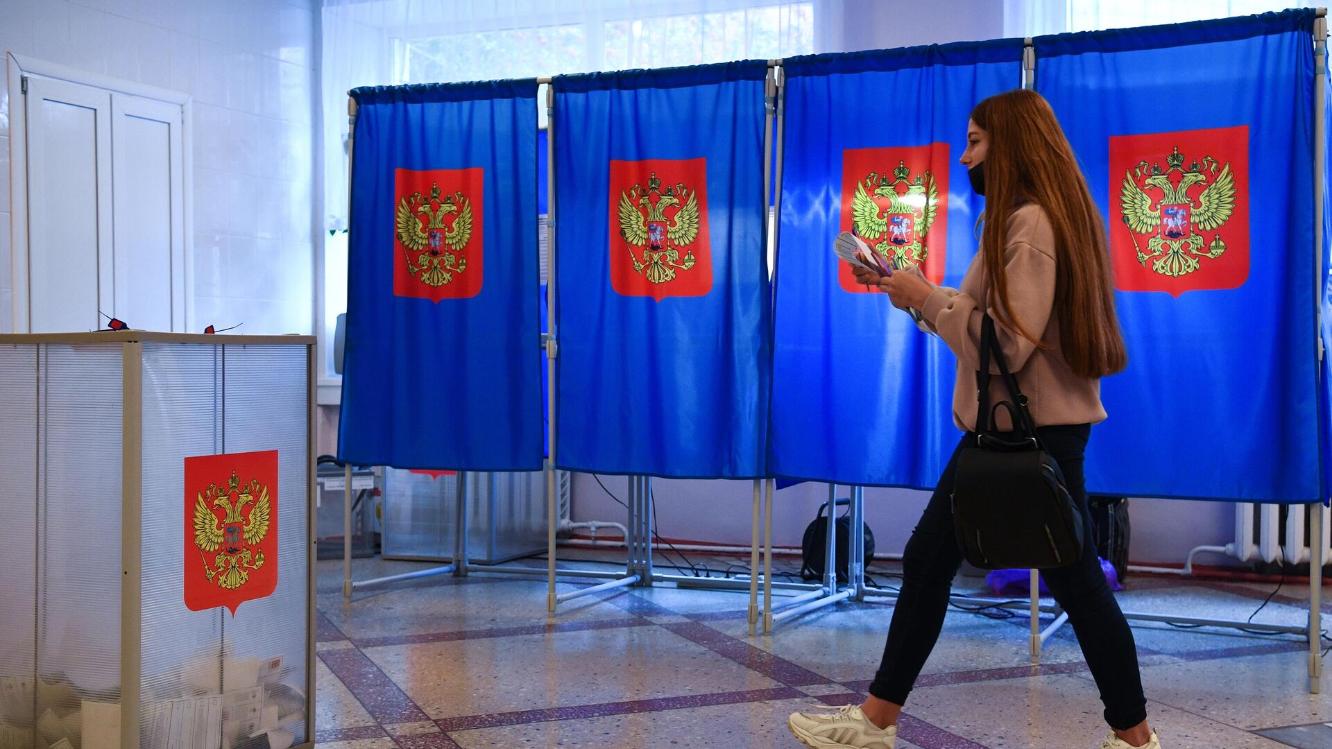 Девушка во время голосования на избирательном участке в Новосибирске - РИА Новости, 1920, 19.09.2021
