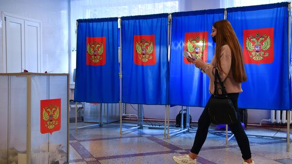 Девушка во время голосования на избирательном участке в Новосибирске