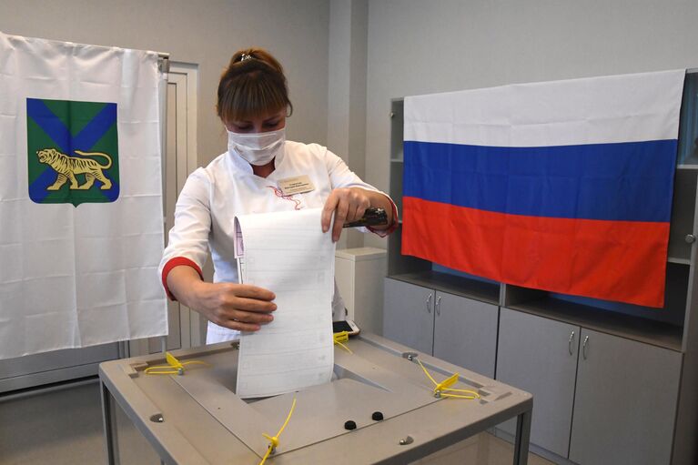 Медицинский работник принимает участие в голосовании на избирательном участке в Приморском краевом перинатальном центре (ГБУЗ ПКПЦ) во Владивостоке Медицинский работник принимает участие в голосовании на избирательном участке в Приморском краевом перинатальном центре (ГБУЗ ПКПЦ) во Владивостоке