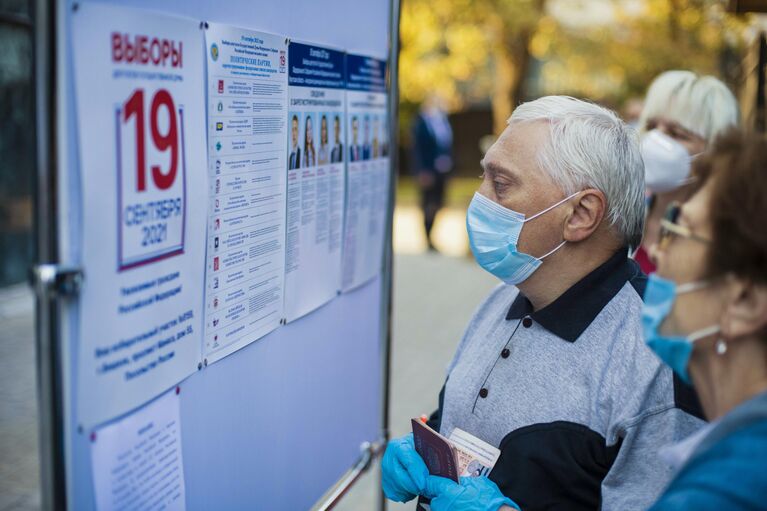 Граждане России читают информационные материалы о партиях и кандидатах на выборах депутатов Государственной Думы РФ перед голосованием на избирательном участке №8159 в посольстве России в Киргизии Граждане России читают информационные материалы о партиях и кандидатах на выборах депутатов Государственной Думы РФ перед голосованием на избирательном участке №8159 в посольстве России в Киргизии