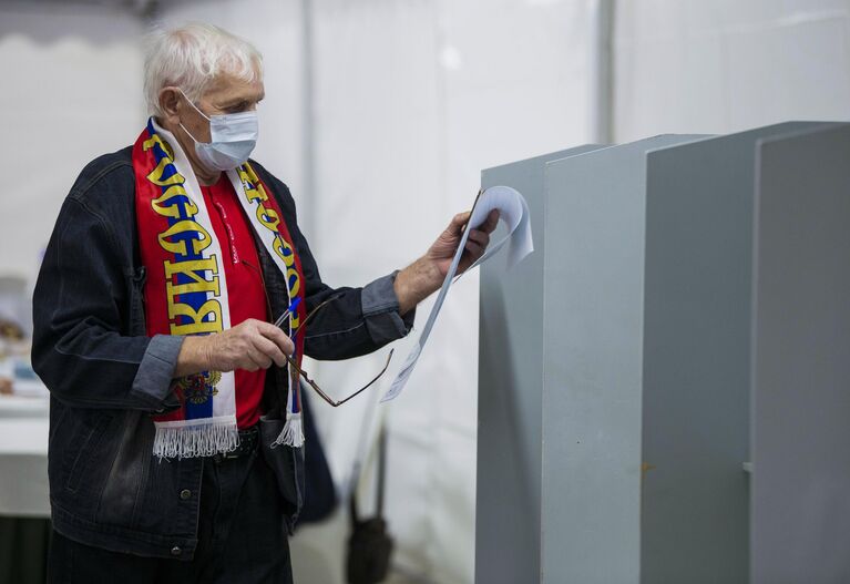 Мужчина голосует на выборах депутатов Государственной Думы РФ на избирательном участке №8159 в посольстве России в Киргизии Мужчина голосует на выборах депутатов Государственной Думы РФ на избирательном участке №8159 в посольстве России в Киргизии