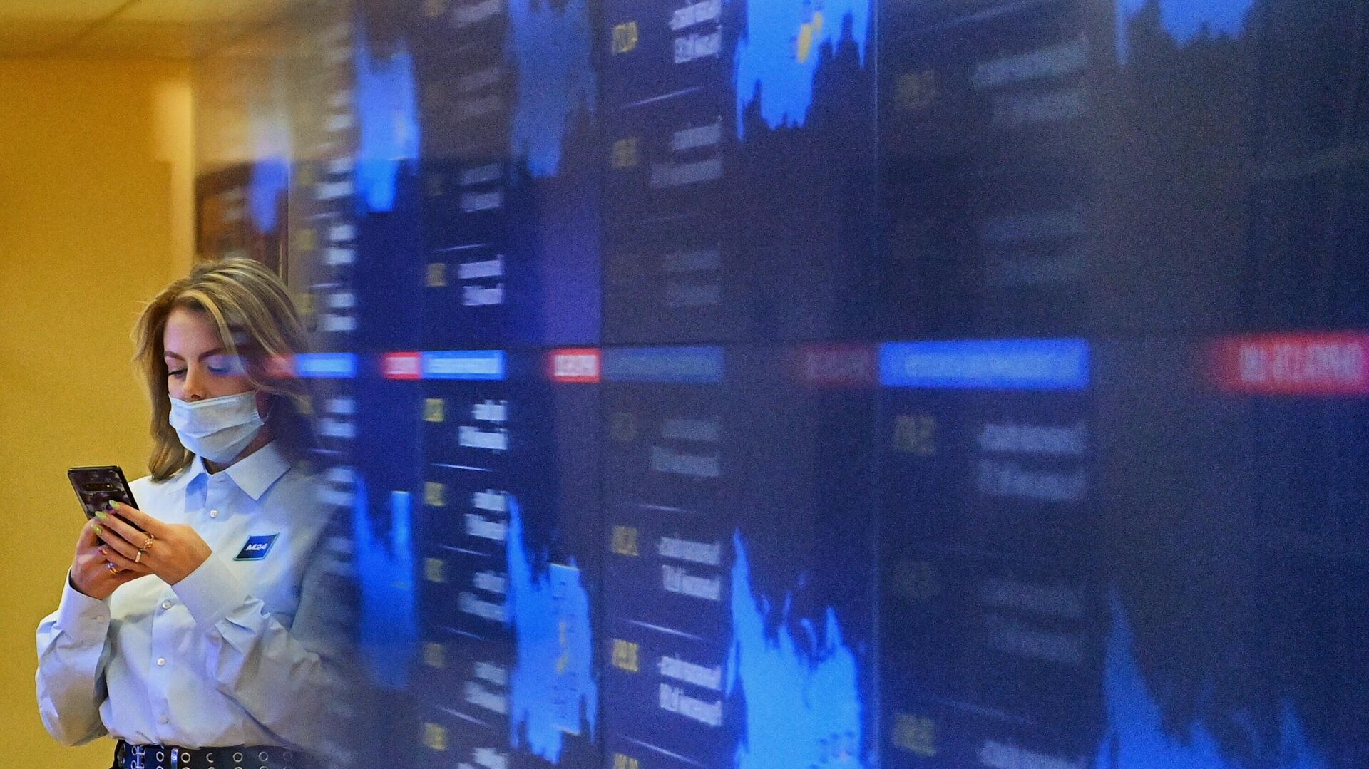 Экраны с номерами округов по голосованию в информационном центре Центральной избирательной комиссии РФ во время выборов в Госдуму 2021 года - РИА Новости, 1920, 19.09.2021