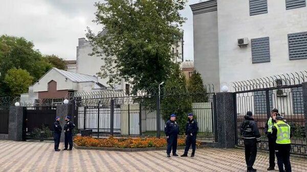 Обстановка возле избирательного участка в российском посольстве в Киеве