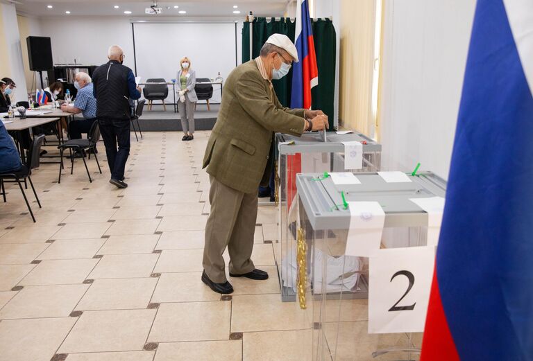 Граждане России во время голосования на выборах депутатов Государственной Думы на избирательном участке в здании представительства Россотрудничества в Кишиневе Граждане России во время голосования на выборах депутатов Государственной Думы на избирательном участке в здании представительства Россотрудничества в Кишиневе