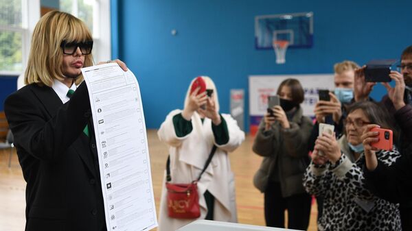 Стилист Сергей Зверев голосует на выборах депутатов Государственной Думы РФ в Москве