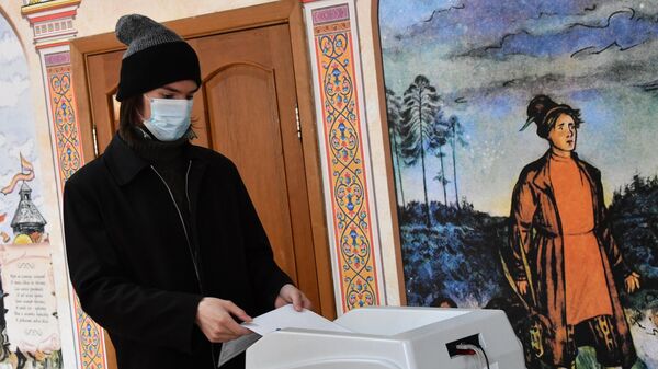 Молодой человек во время голосования на выборах депутатов Государственной Думы