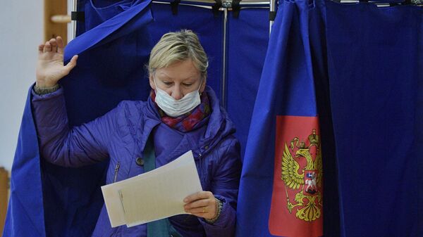 Избиратель на участке в Санкт-Петербурге на выборах депутатов Государственной Думы РФ